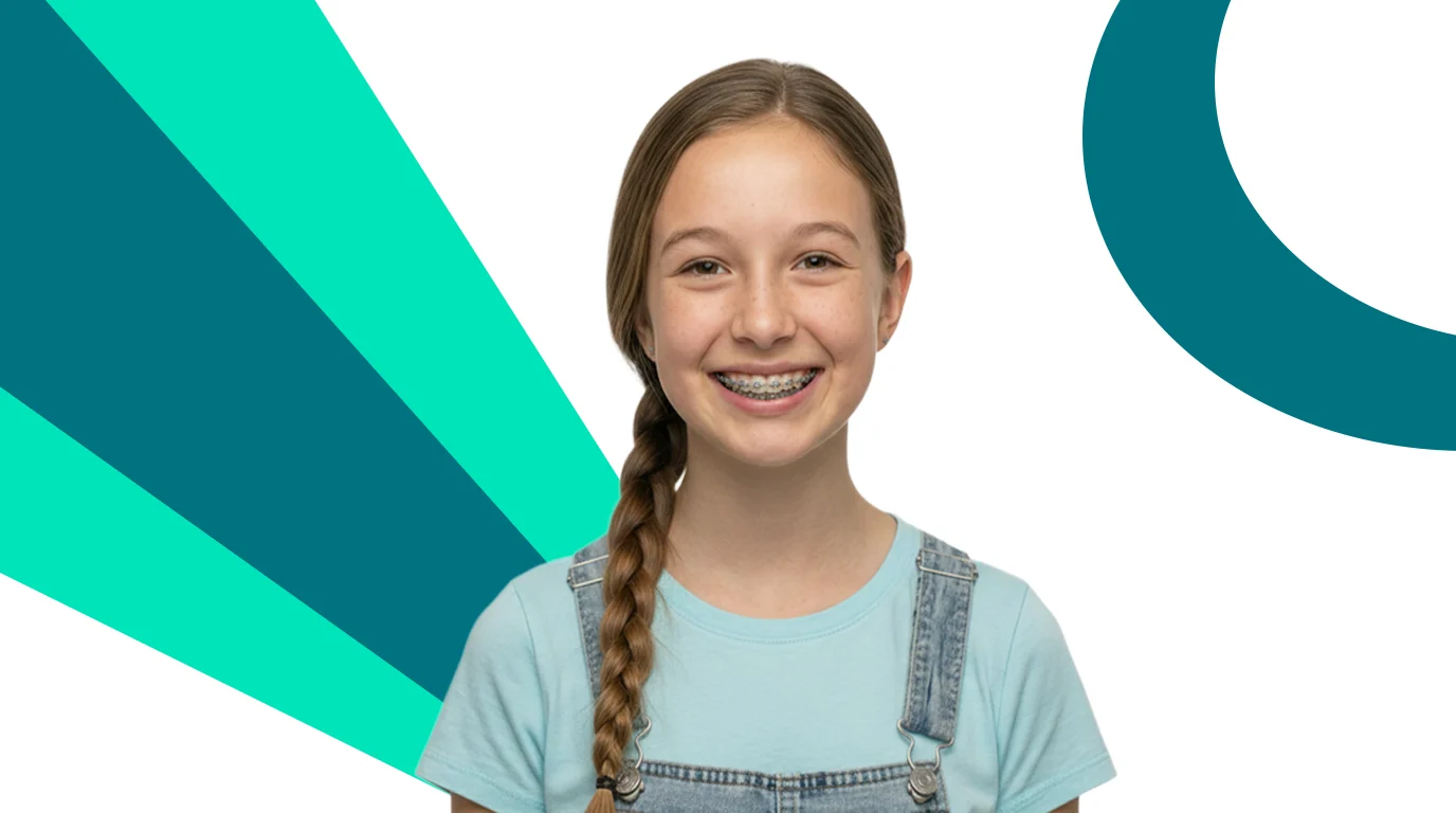 Teenager mit Zahnspange lächelt